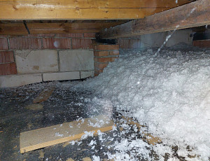 Zateplení střechy řadového domku pomocí foukané izolace